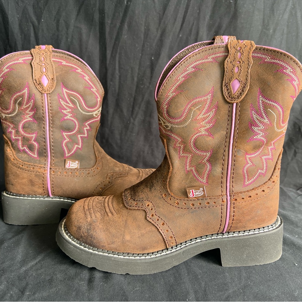 Brown Justin Boots w/ Pink Embroidery